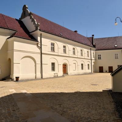 V&yacute;měna dlažby na I. n&aacute;dvoř&iacute; z&aacute;mku Fr&yacute;dek - M&iacute;stek 